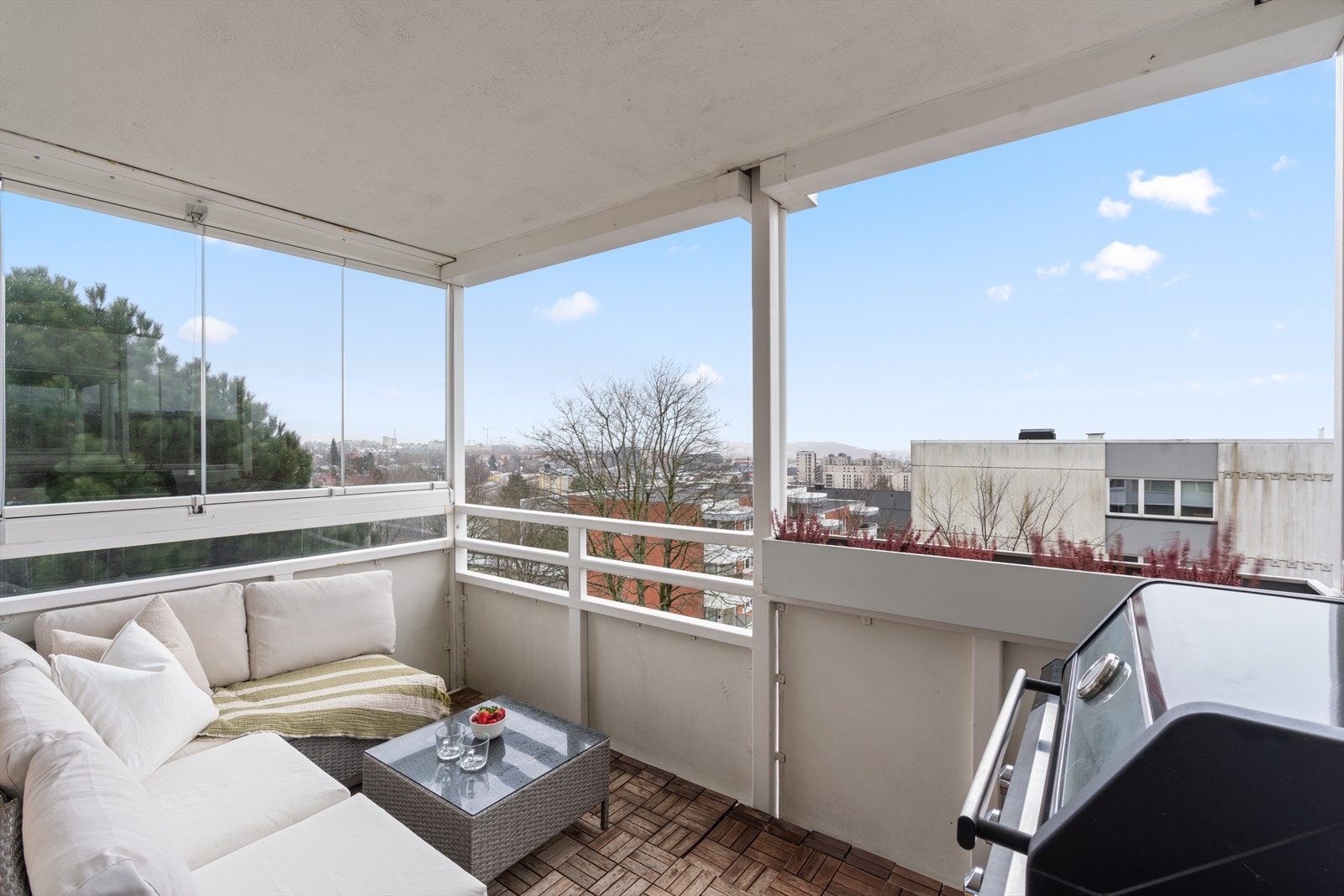 Leiligheten har en herlig, sydvestvendt balkong på ca. 8 m² med gode solforhold og ettermiddags- og kveldssol. Galleribilde