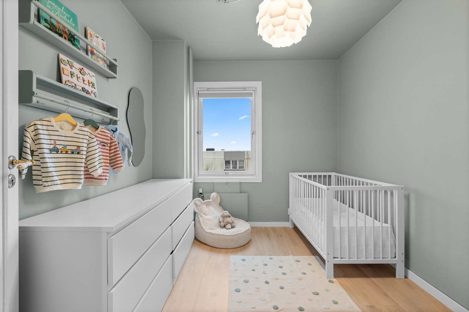 Soverom 2 er også av god størrelse og har plass til både seng og øvrig møblement. Galleribilde