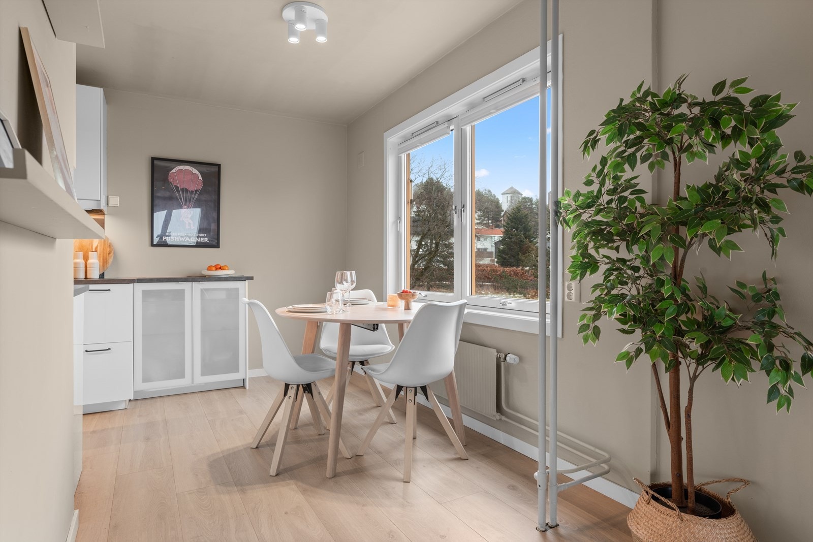Stuen har en åpen og naturlig overgang videre til spiseplassen, noe som skaper en sosial og funksjonell løsning med god romfølelse. Galleribilde