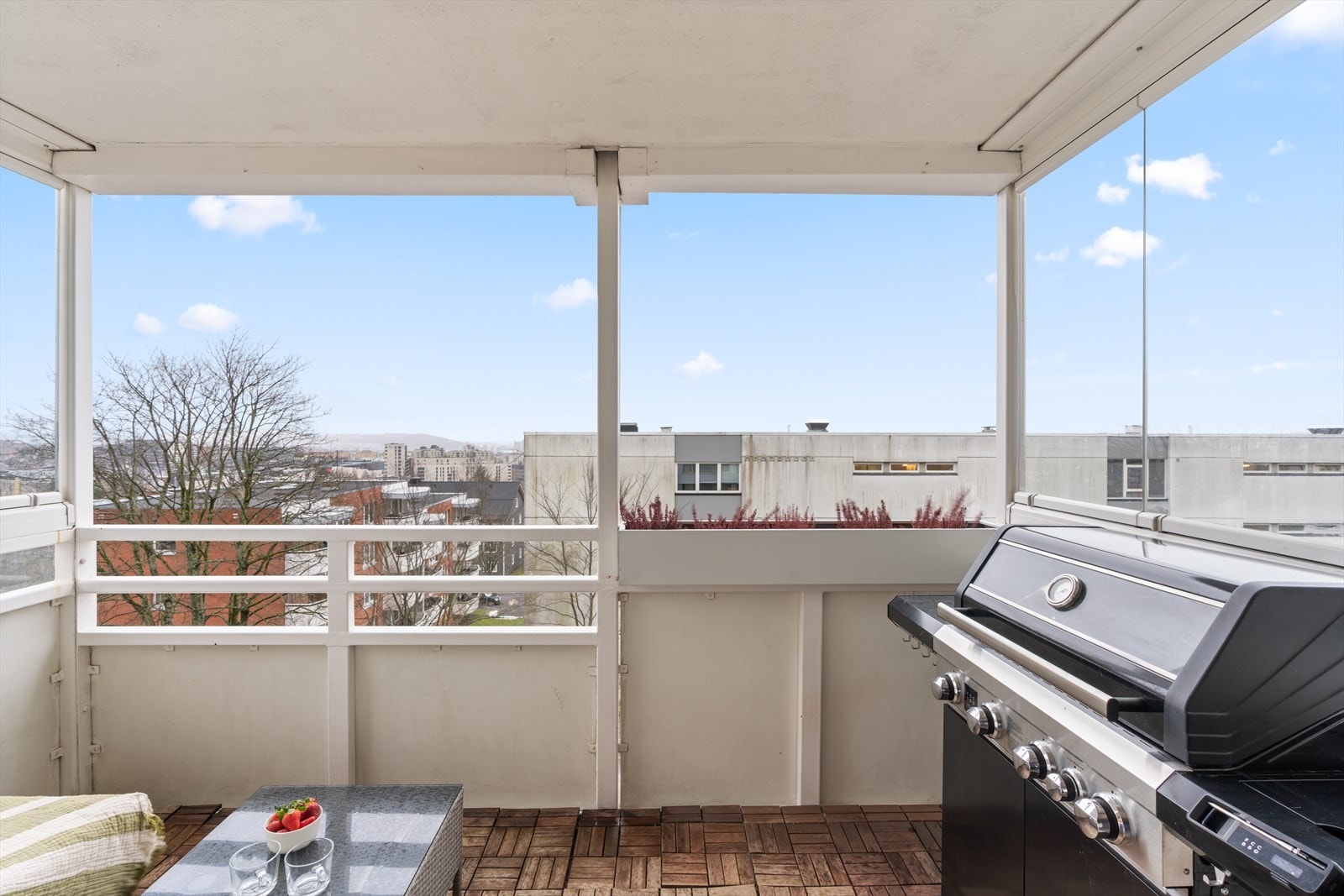 Fra stuen er det utgang til en herlig, sydvestvendt balkong på ca. 8 m². Boligen har gode solforhold, med morgensol på kjøkkensiden og ettermiddags- og kveldssol på balkongen. Galleribilde