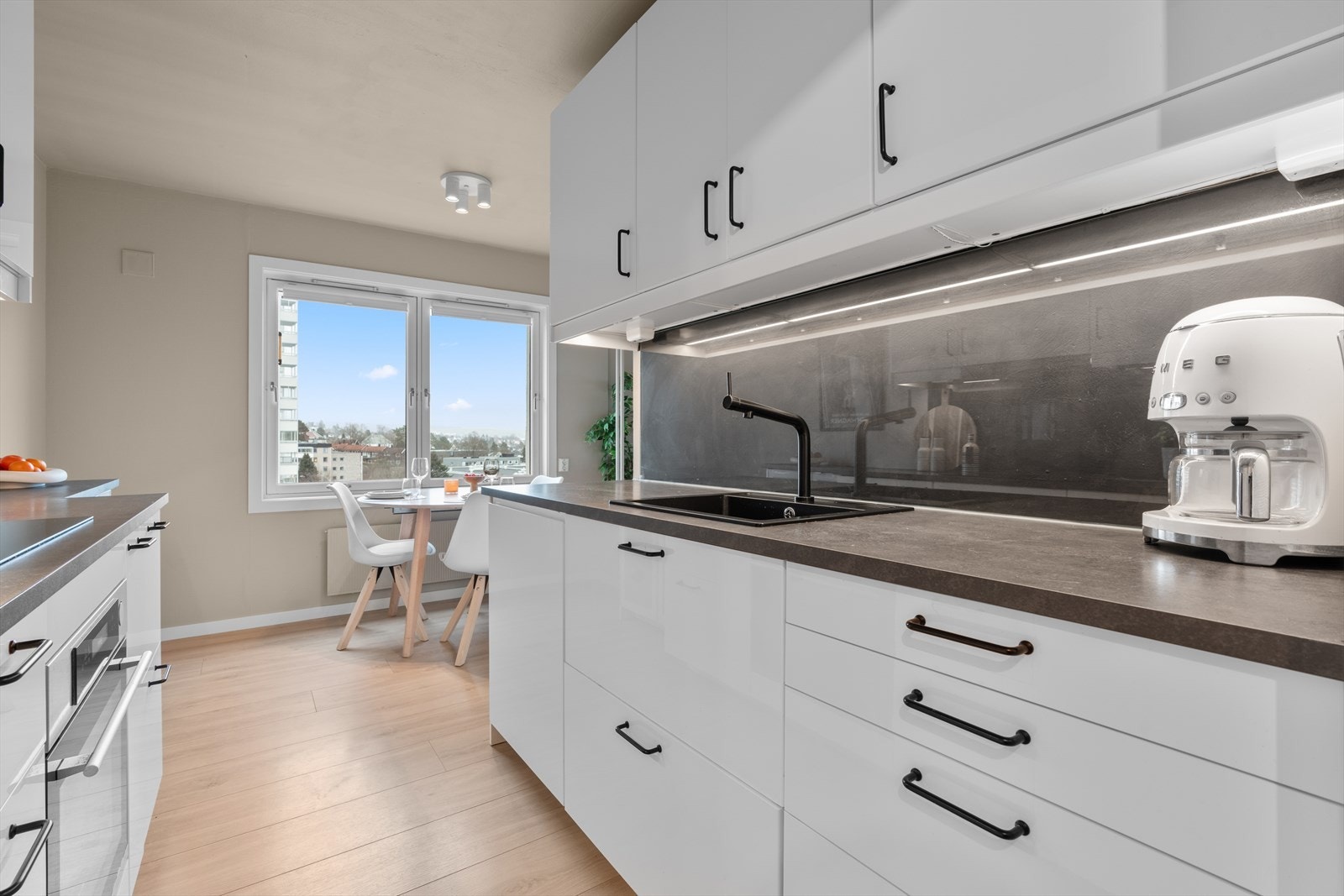 Det er integrert platetopp og stekeovn, samt kullfilterventilator over kokeplassen. Galleribilde