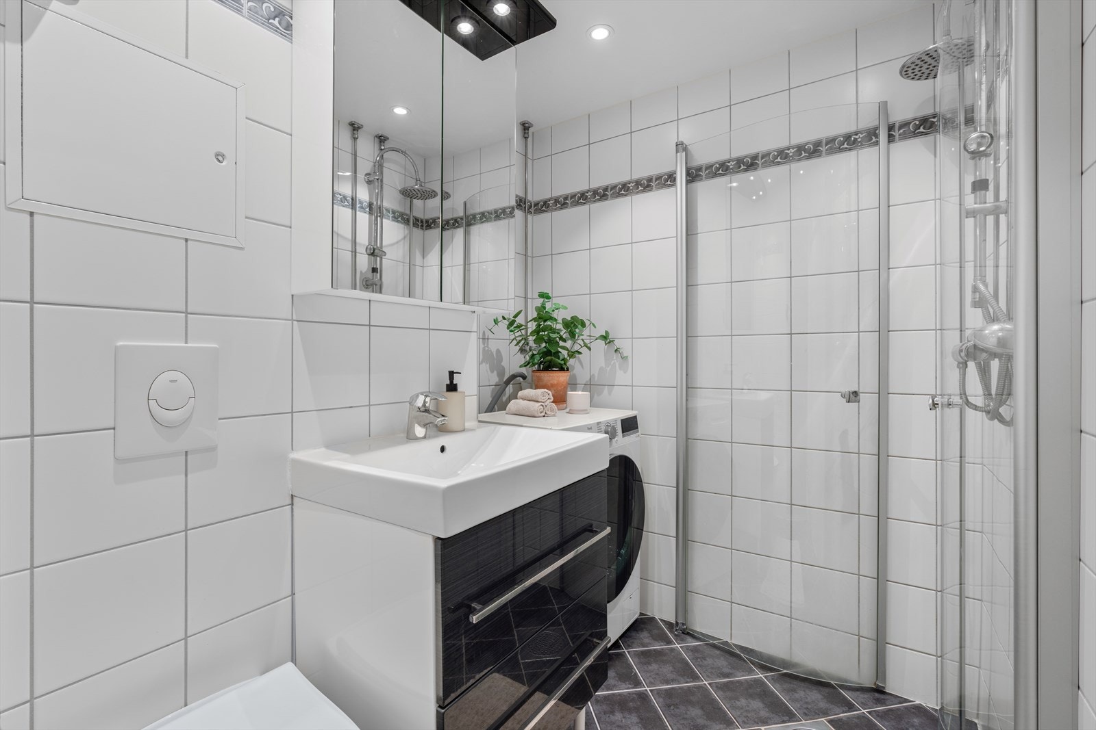 Pent, flislagt baderom med vannbåren gulvvarme og downlights i himlingen. Badet ble pusset opp i regi av borettslaget i 2012. Galleribilde