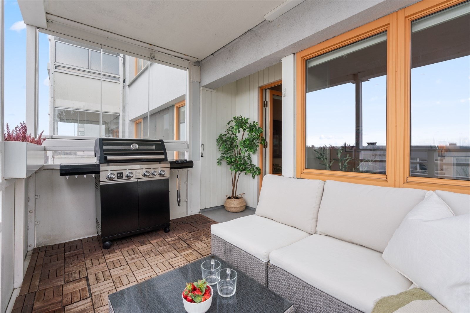 I vår- og sommerhalvåret blir balkongen en naturlig forlengelse av stuen, perfekt for hyggelige stunder med familie og venner. Galleribilde