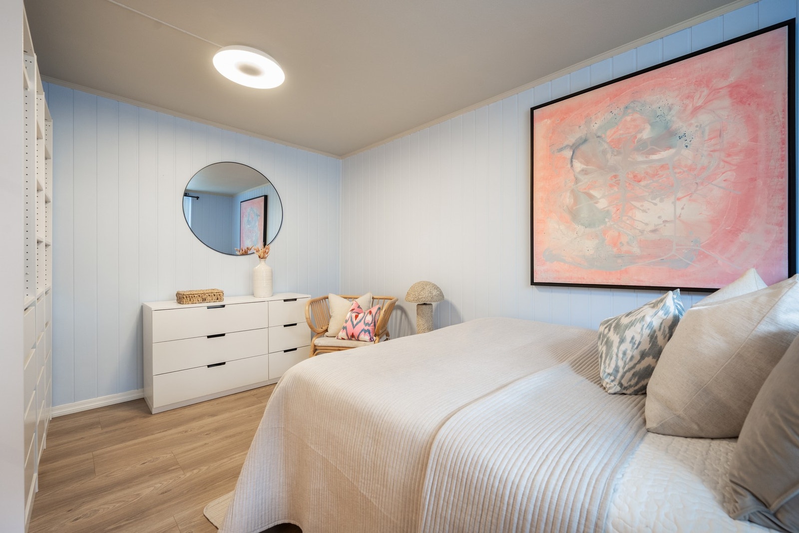 Ved enden av soverommet er det plass til ytterligere oppbevaring, ev. en kontorplass. Galleribilde