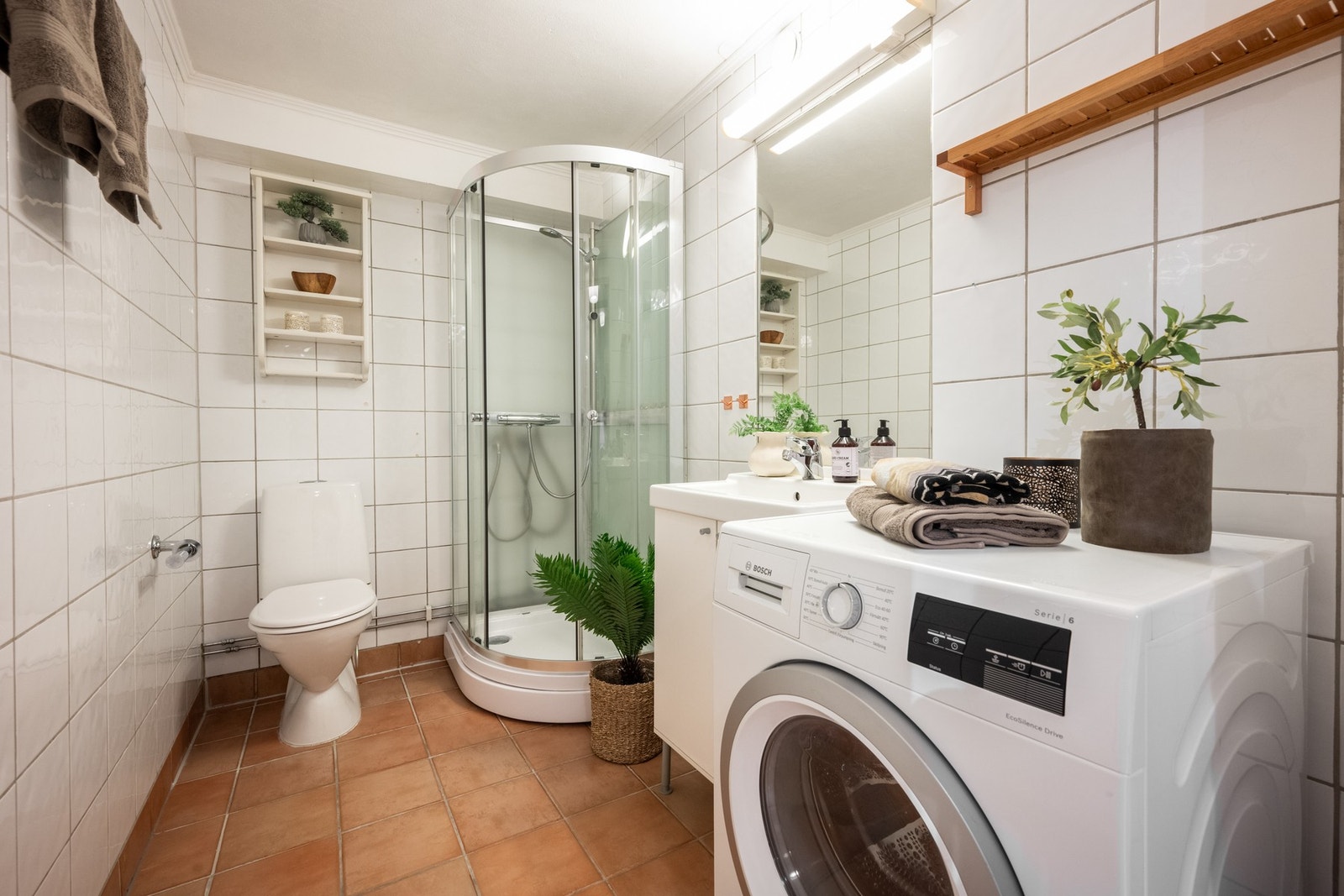 Lyst flislagt bad med varmekabler i gulv. Galleribilde