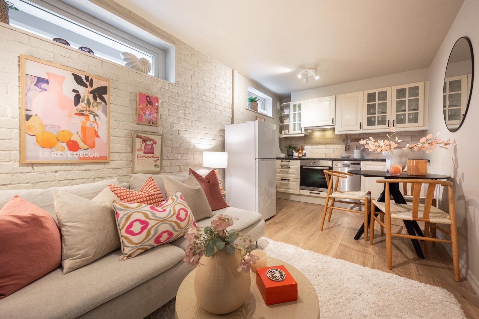 Leiligheten er malt i lyse og nøytrale farger hvilket gjør det enkelt å innrede. Galleribilde