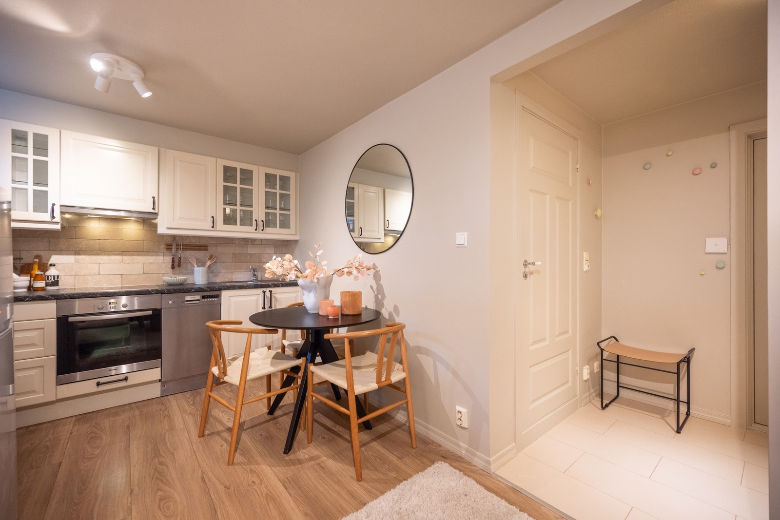 Alle hvitevarer medfølger boligen, inkludert frittstående kjøleskap. Galleribilde