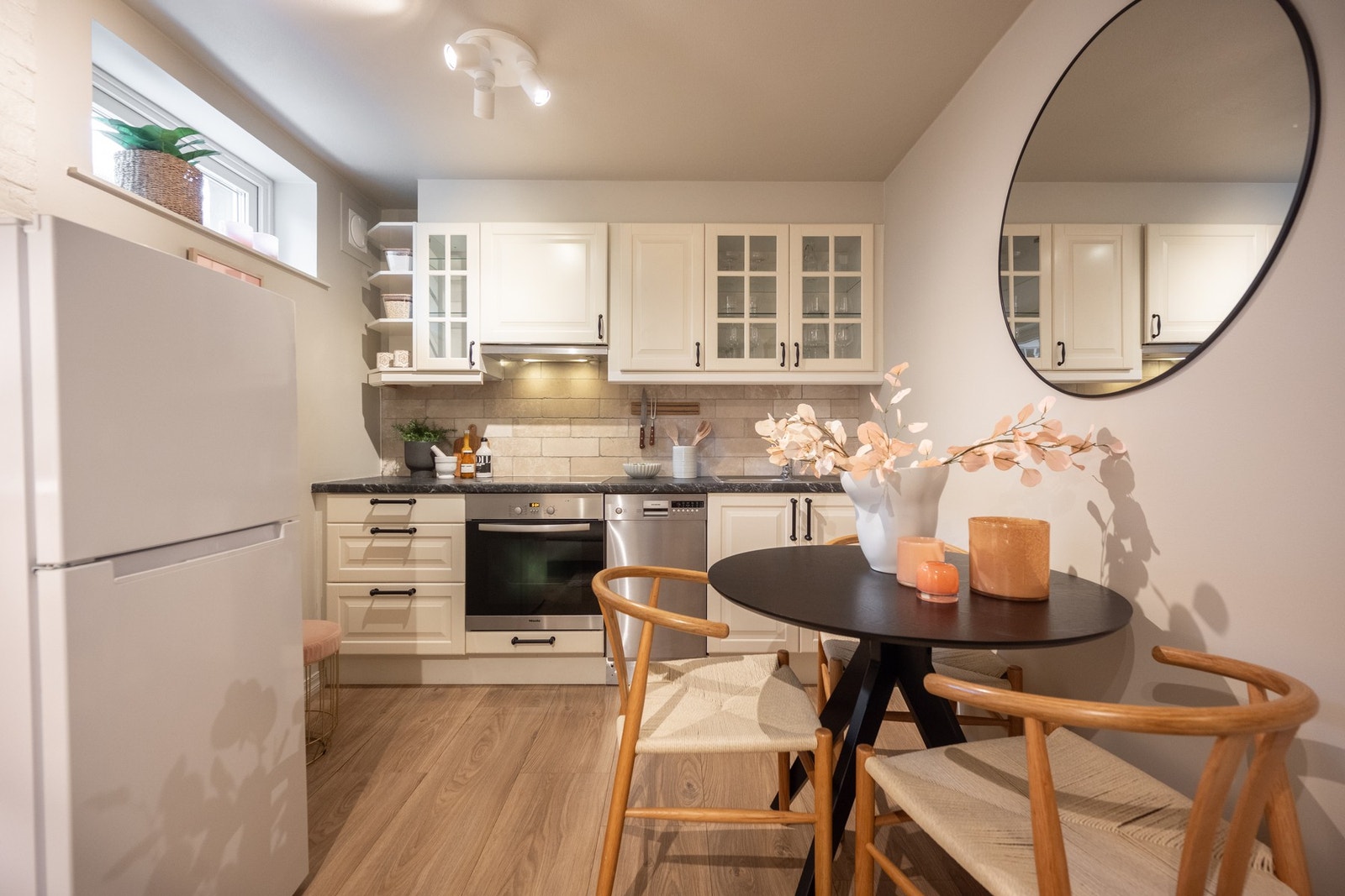 Her har åpen kjøkkenløsning mot stue for maksimal utnyttelse av rommet. Galleribilde