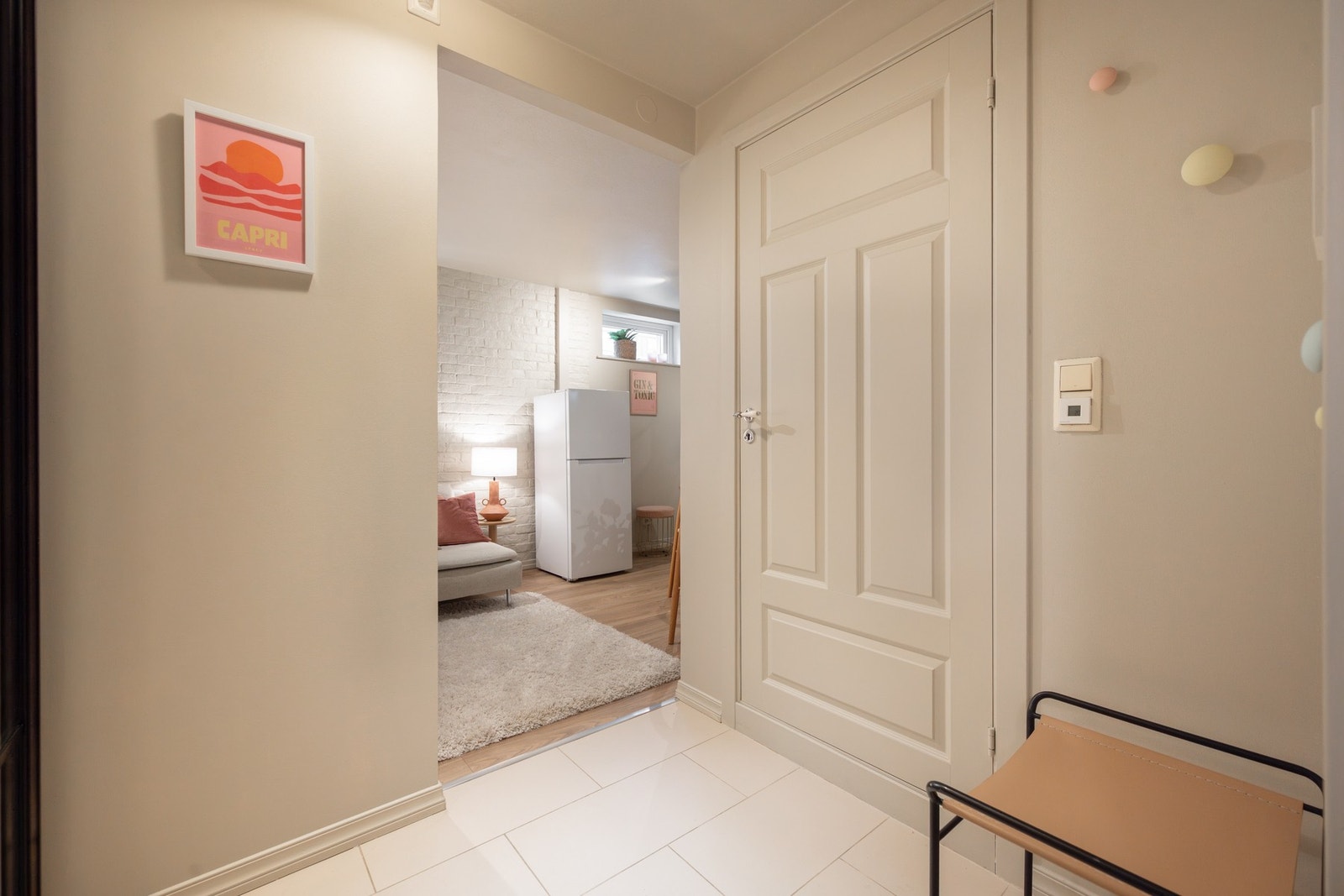 Med lave felleskostnader i mnd på 3.313 (varmtvann inkl.), passer leiligheten perfekt for førstegangskjøpere og for utleie. Galleribilde