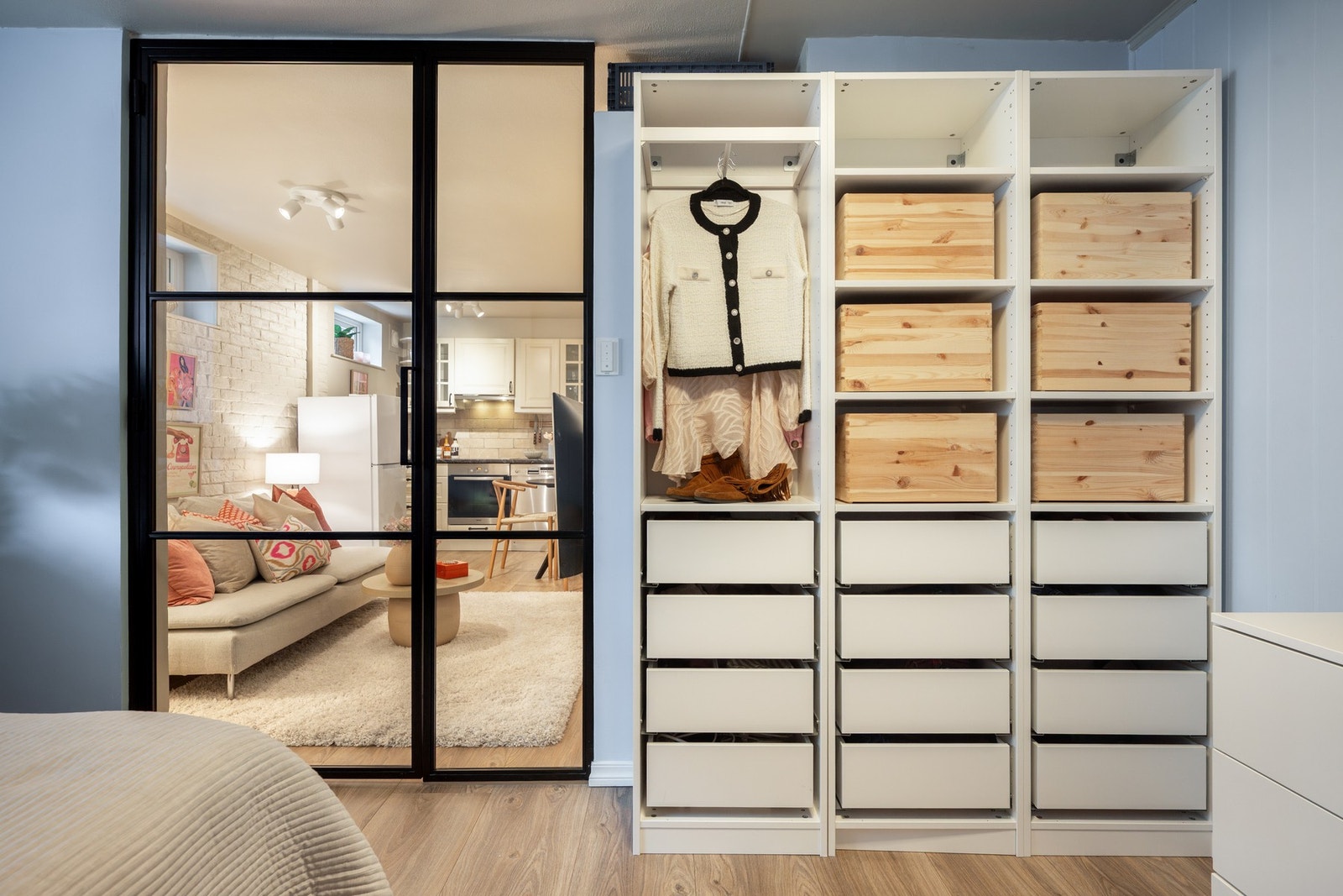 Masse garderobeplass for oppbevaring av klær. Galleribilde