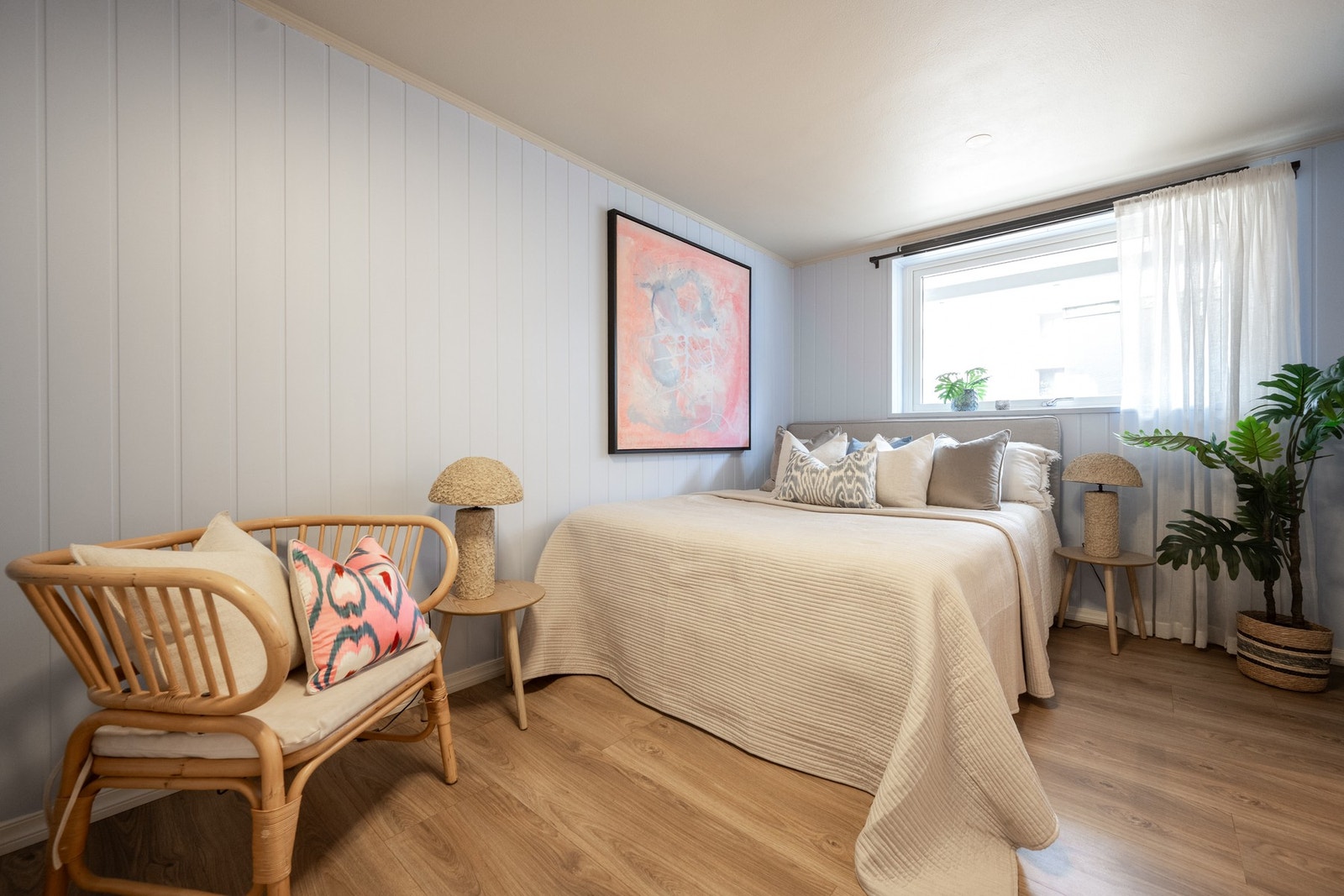 Her har du plass til dobbeltseng med tilhørende nattbord. Galleribilde