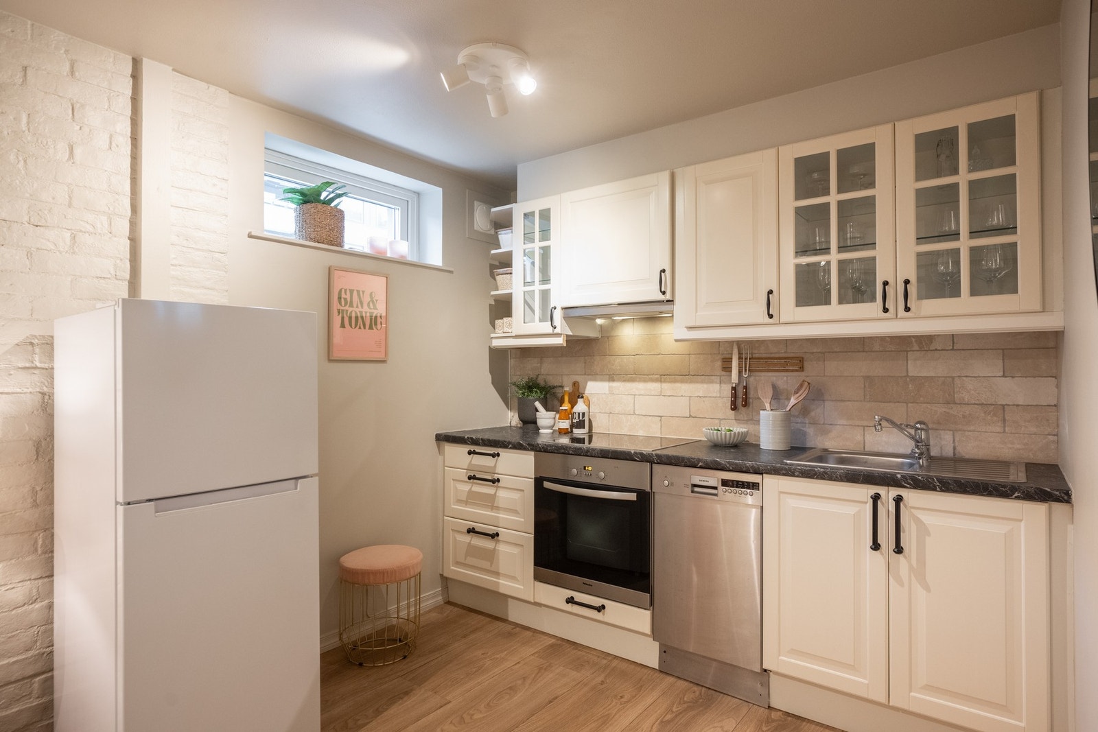 Kjøkkeninnredningen består av lyse fronter og laminat benkeplate. Galleribilde