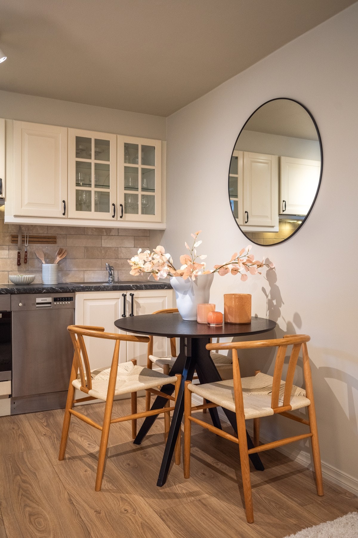 Her kan det innredning med spisebord i naturlig tilknytning til kjøkkenet. Galleribilde