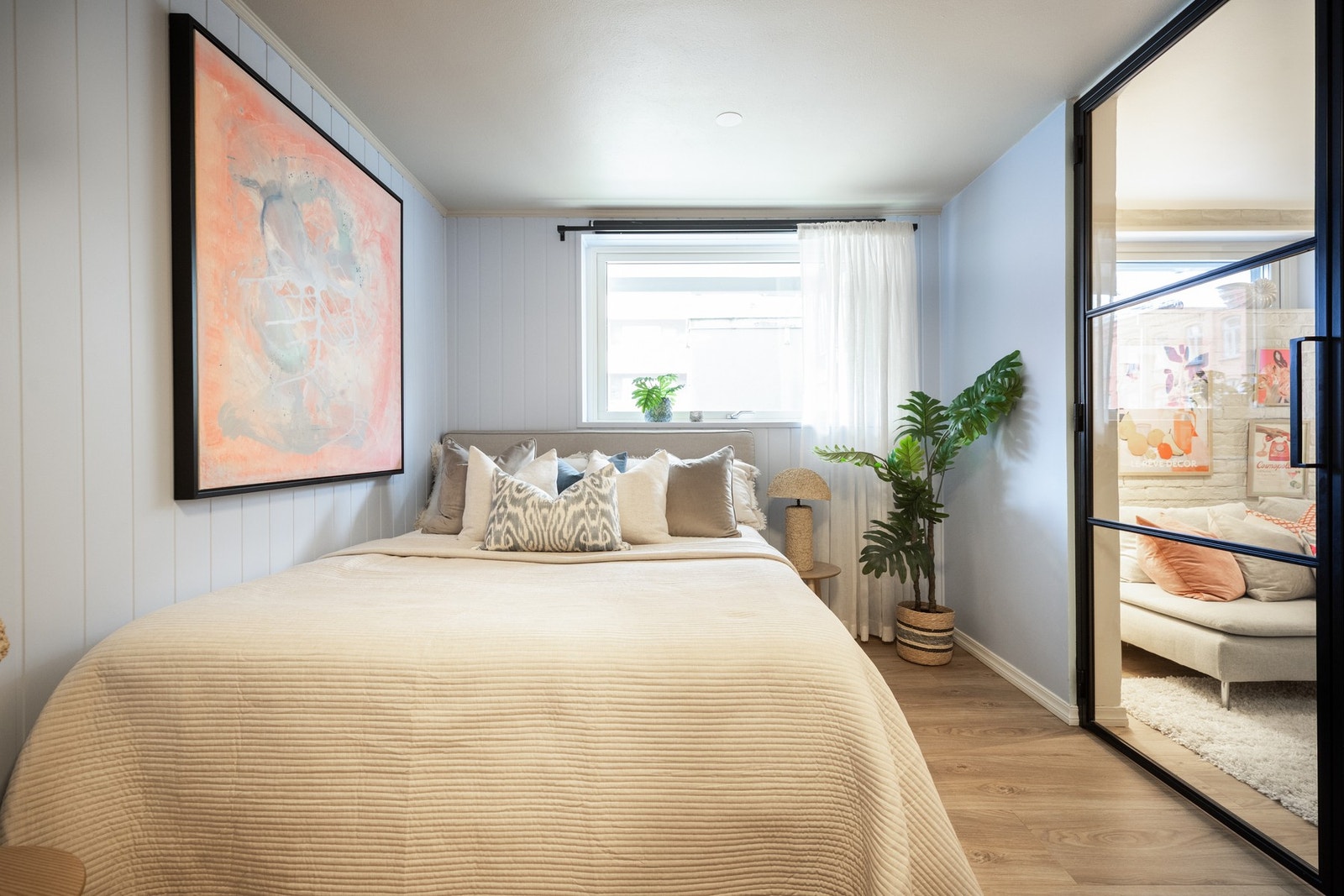 Transparent smijernsdør bidrar til åpen og luftig følelse i leiligheten. Galleribilde