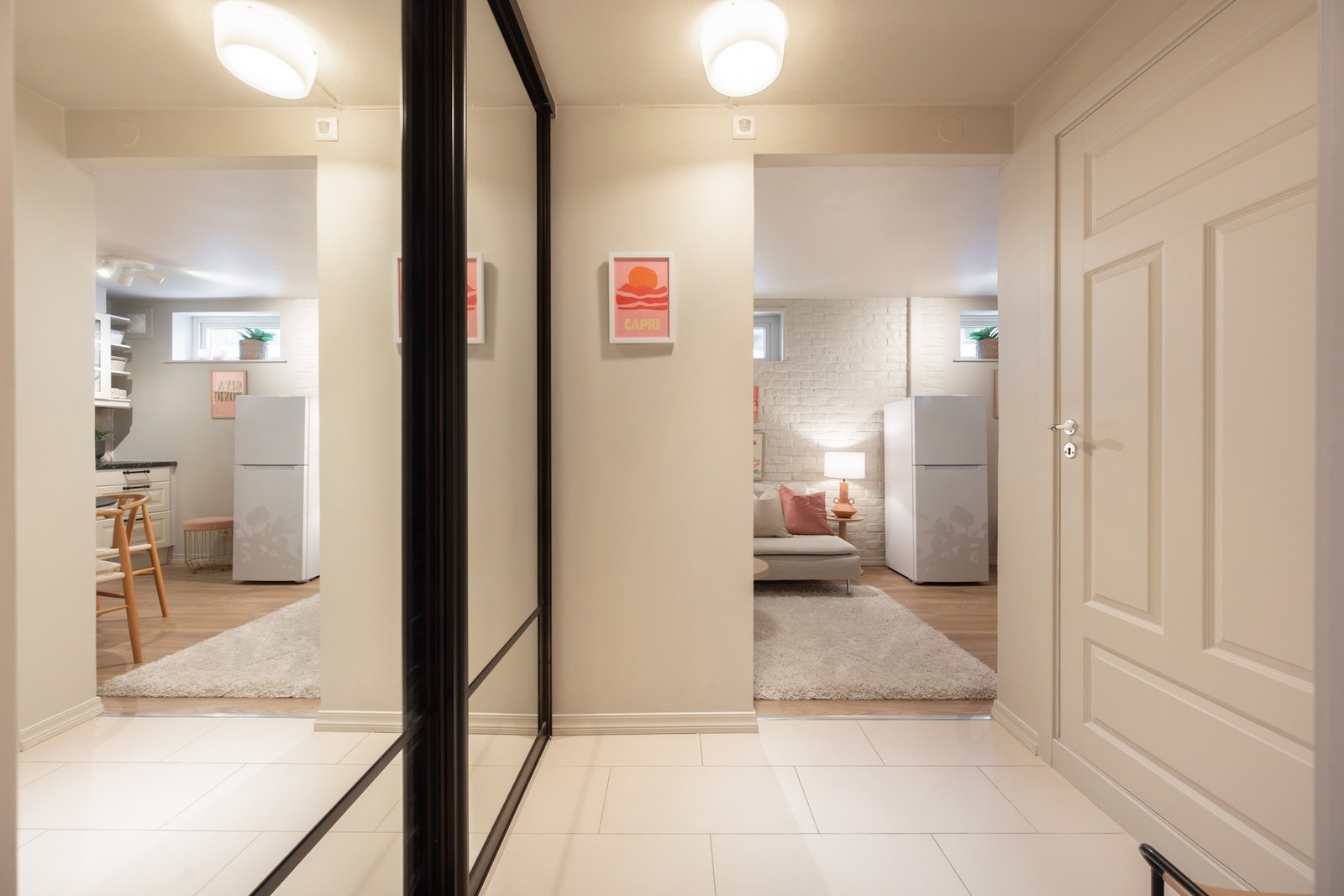 Velkommen inn! Til venstre har du en stor skyvedørsgarderobe for oppheng av yttertøy og sko. Galleribilde