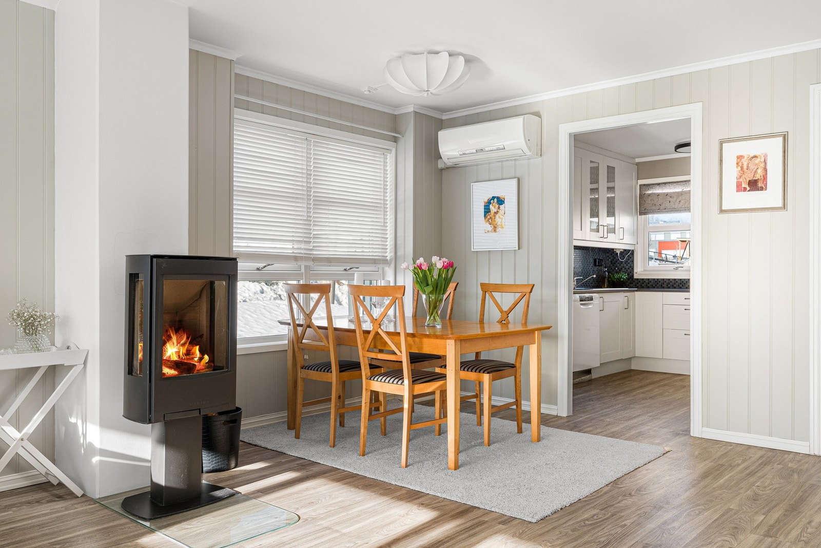 God plass til spisegruppe for hele familien i naturlig tilknytning til kjøkkenet. Galleribilde