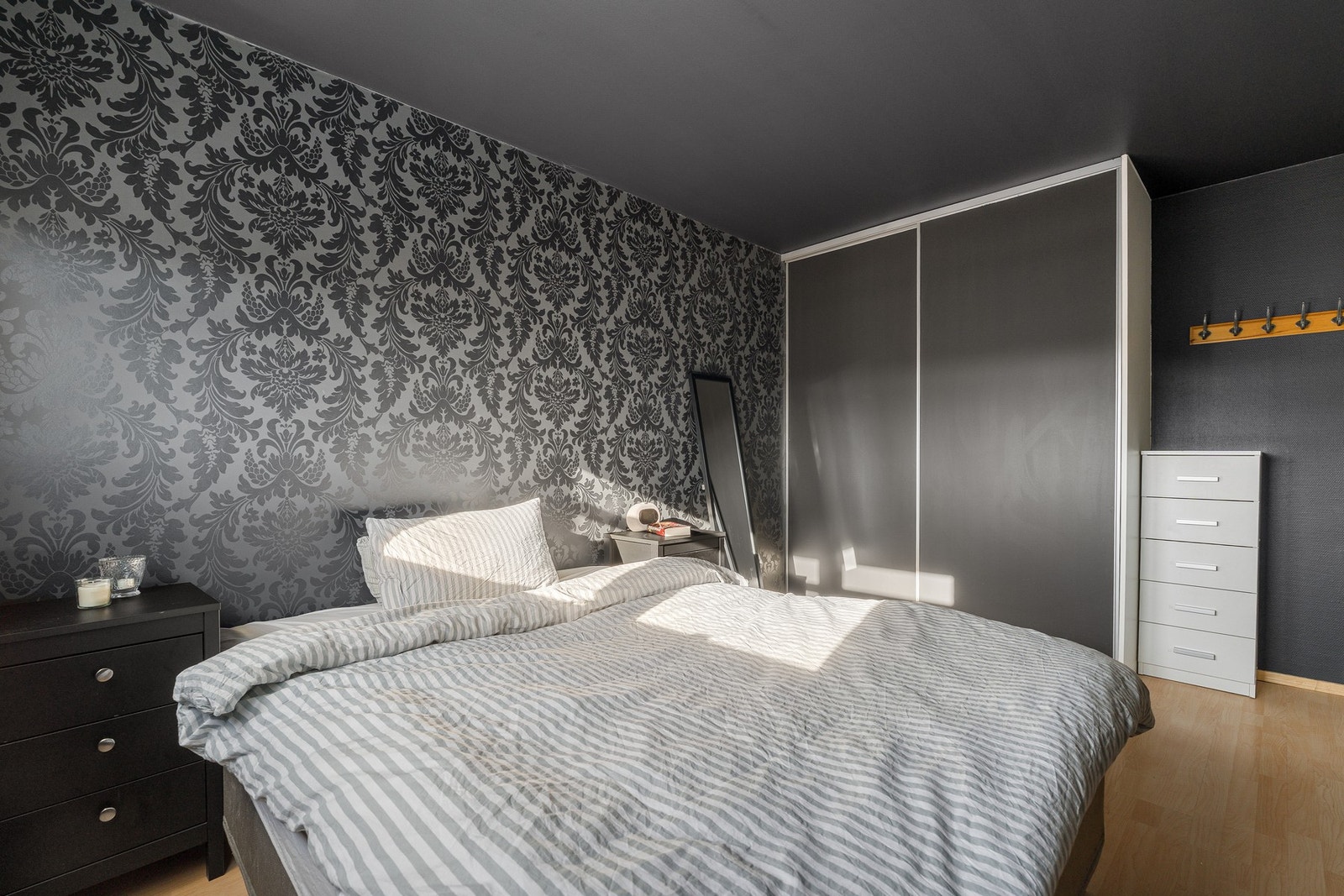 Soverom på 11,5 kvm med skyvedørsgarderobe. Galleribilde