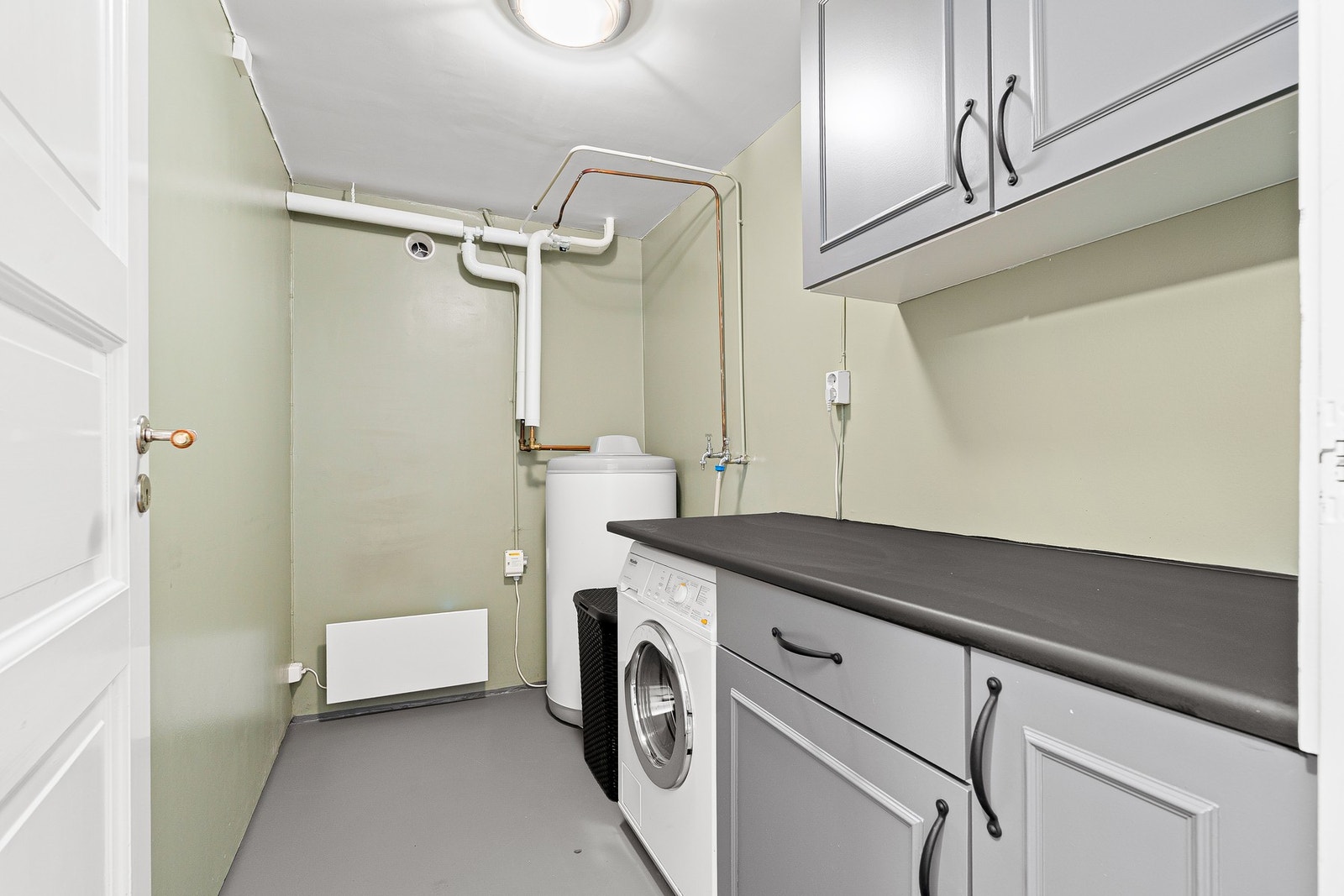 Praktisk vaskerom i underetasjen. Galleribilde