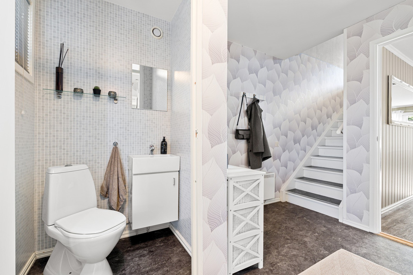 Toalettrom ved entré. Galleribilde