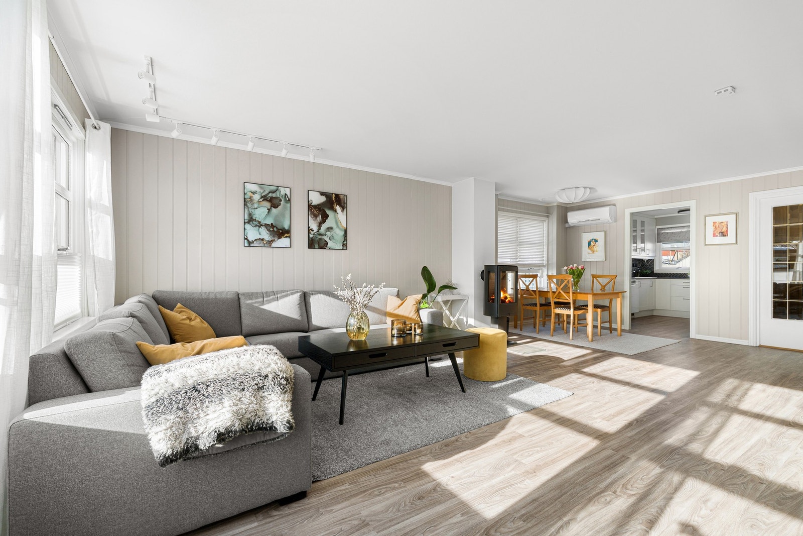 Godt med lysinnslipp og behaglige farger som gir en god romfølelse. Galleribilde