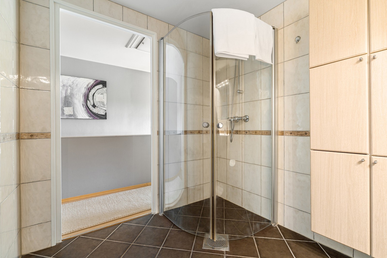 Dusjhjørne og vegghengt toalett. Galleribilde