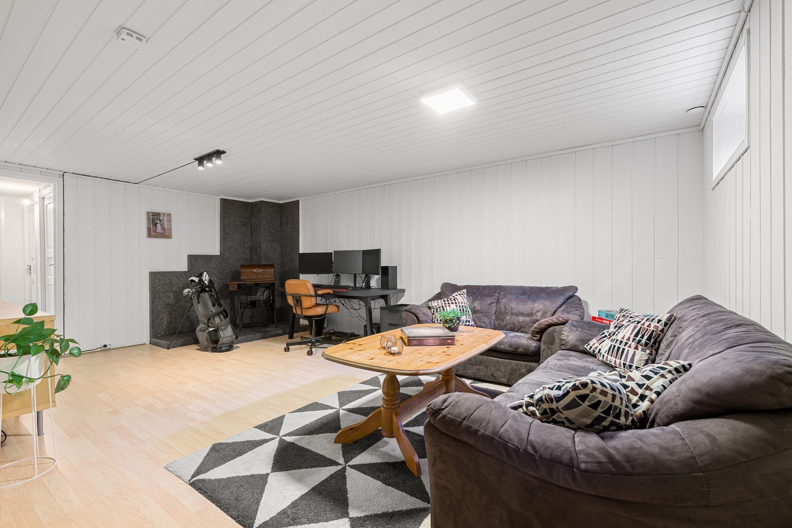 Disponibelt rom i underetasje benyttet som kjellerstue. Rommet oppfyller ikke krav til rom for varig opphold (lys og rømning), konfr. megler. Galleribilde