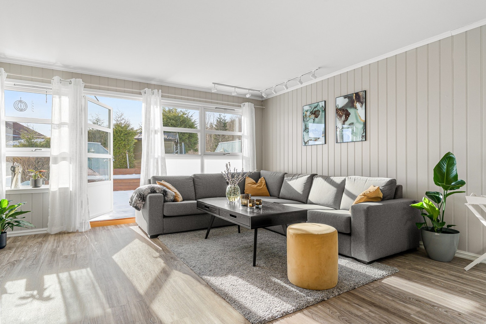 Fra stuen er det utgang til en herlig terrasse. Galleribilde