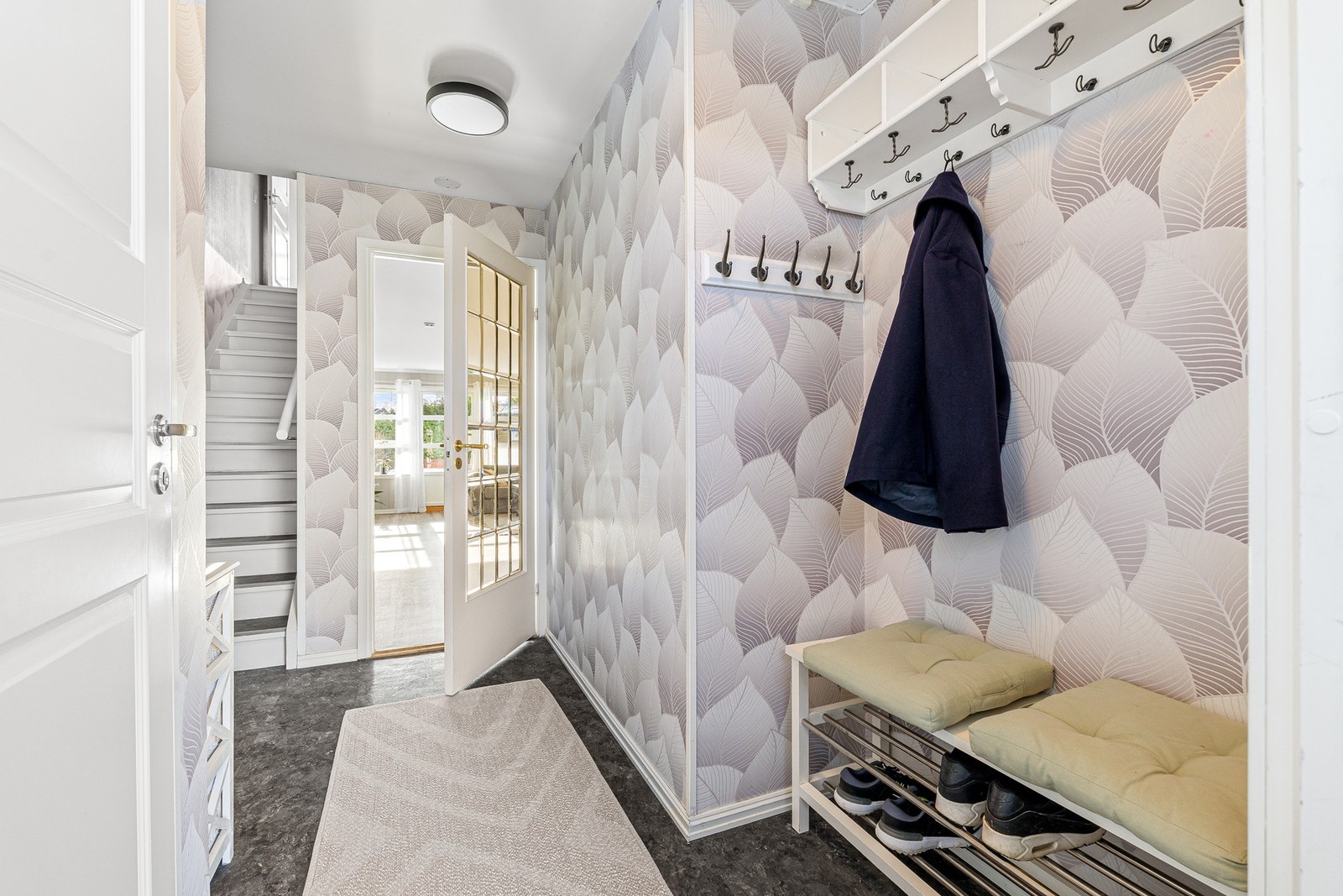 Lys entré med god plass til oppbevaring av yttertøy. Galleribilde