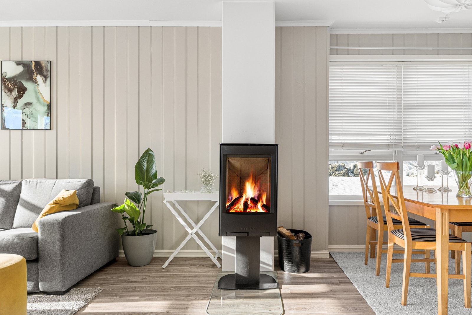 Boligen varmes opp via vedfyring, varmepumpe og elektrisitet. Galleribilde
