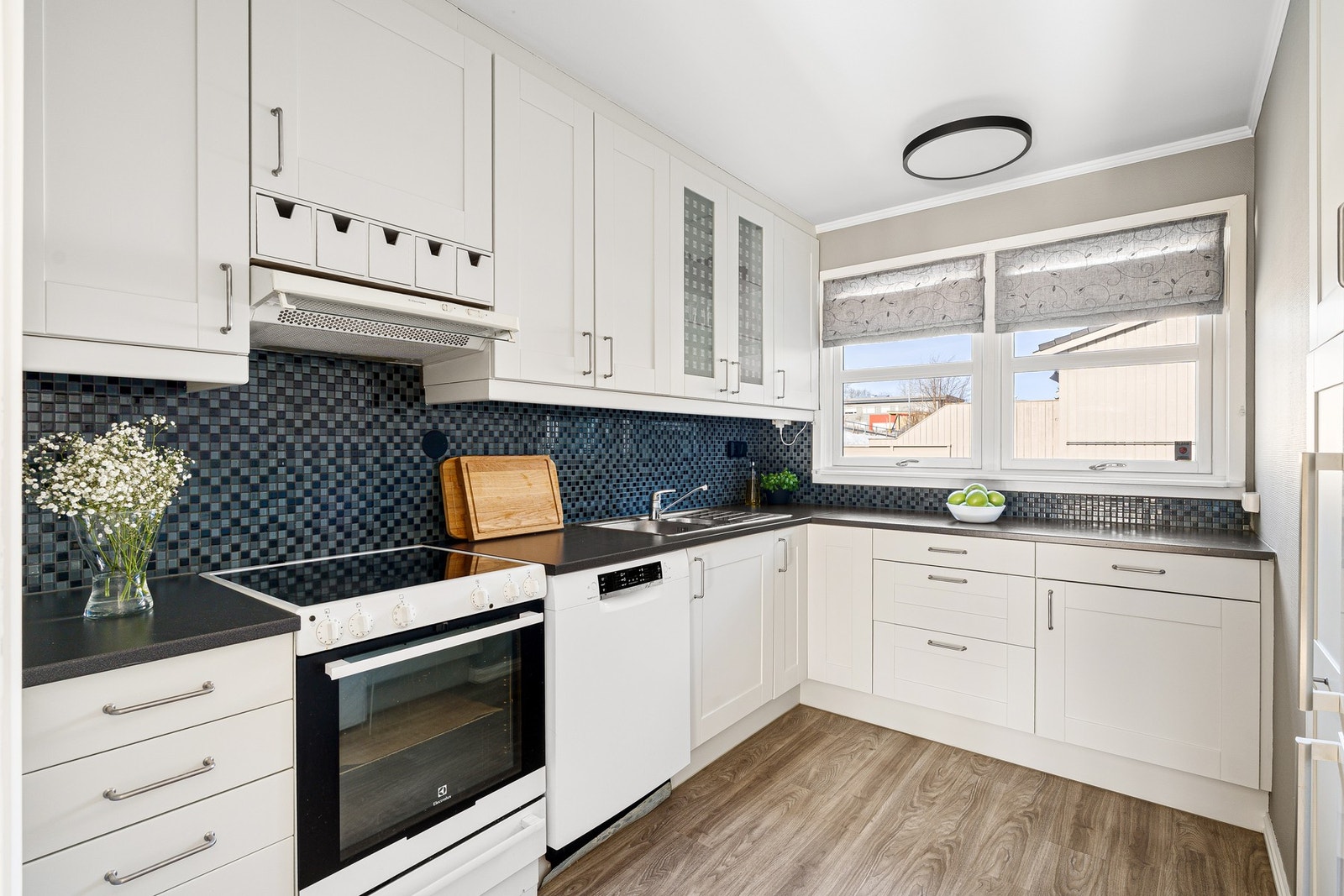 Pent kjøkken med god skap- og benkeplass. Galleribilde