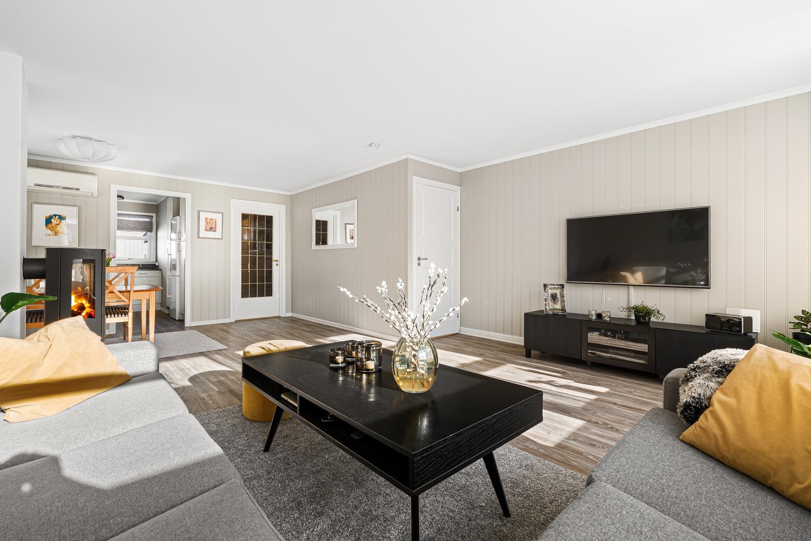 Lys og romslig stue med gode møbleringsmuligheter som skaper ulike soner i rommet. Galleribilde