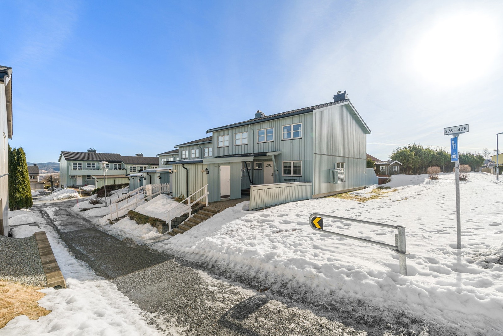 Fra boligen er det gangavstand til alt man behøver i hverdagen som dagligvare, skole, barnehage, bussforbindelser og gode turmuligheter året rundt. Galleribilde