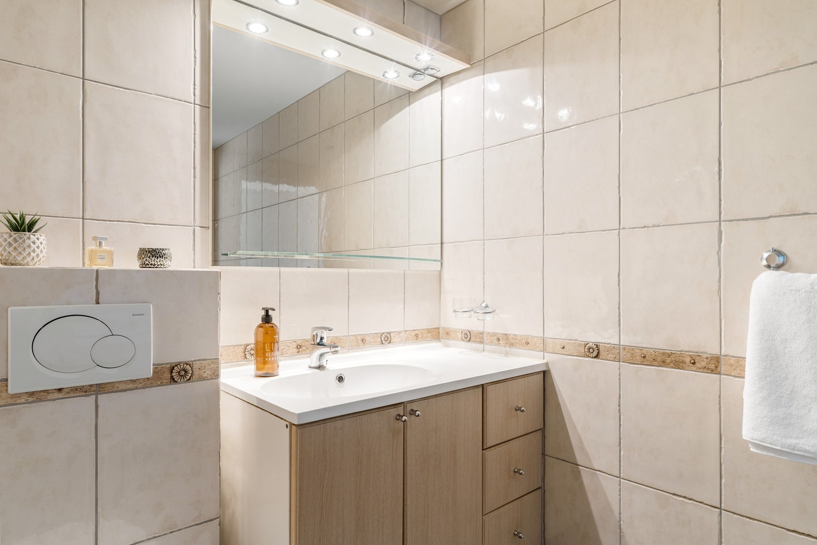 Lys baderomsinnredning. Galleribilde