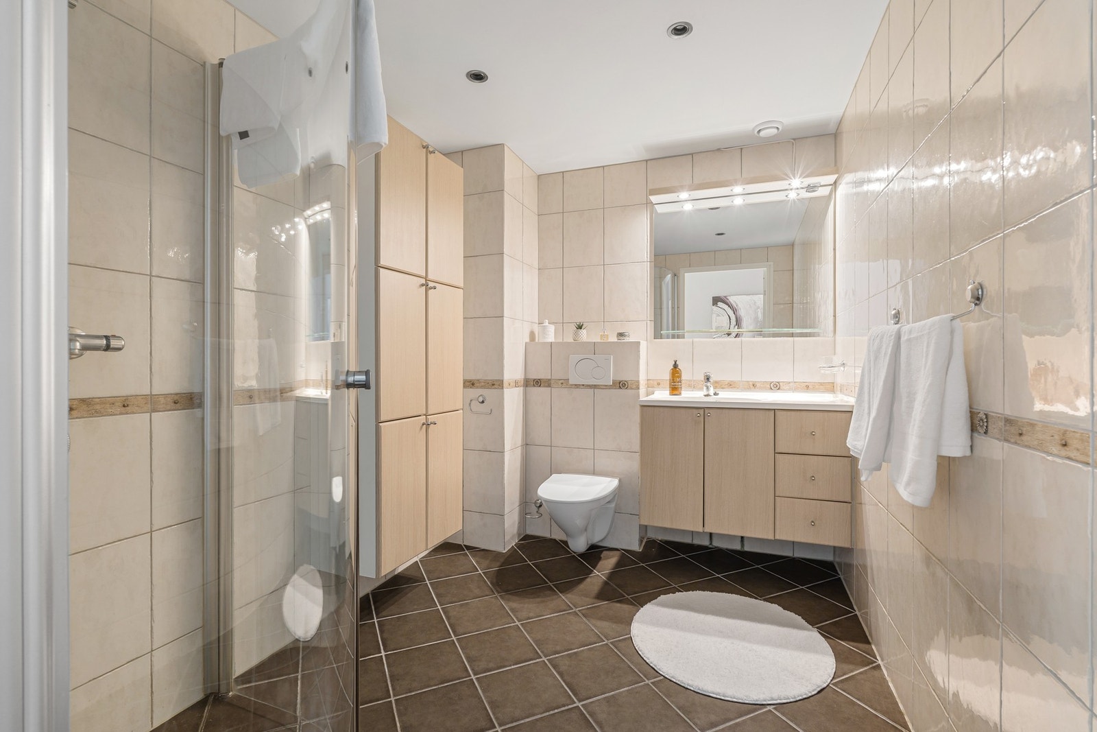 Flislagt, flott bad med elektrisk gulvvarme. Galleribilde