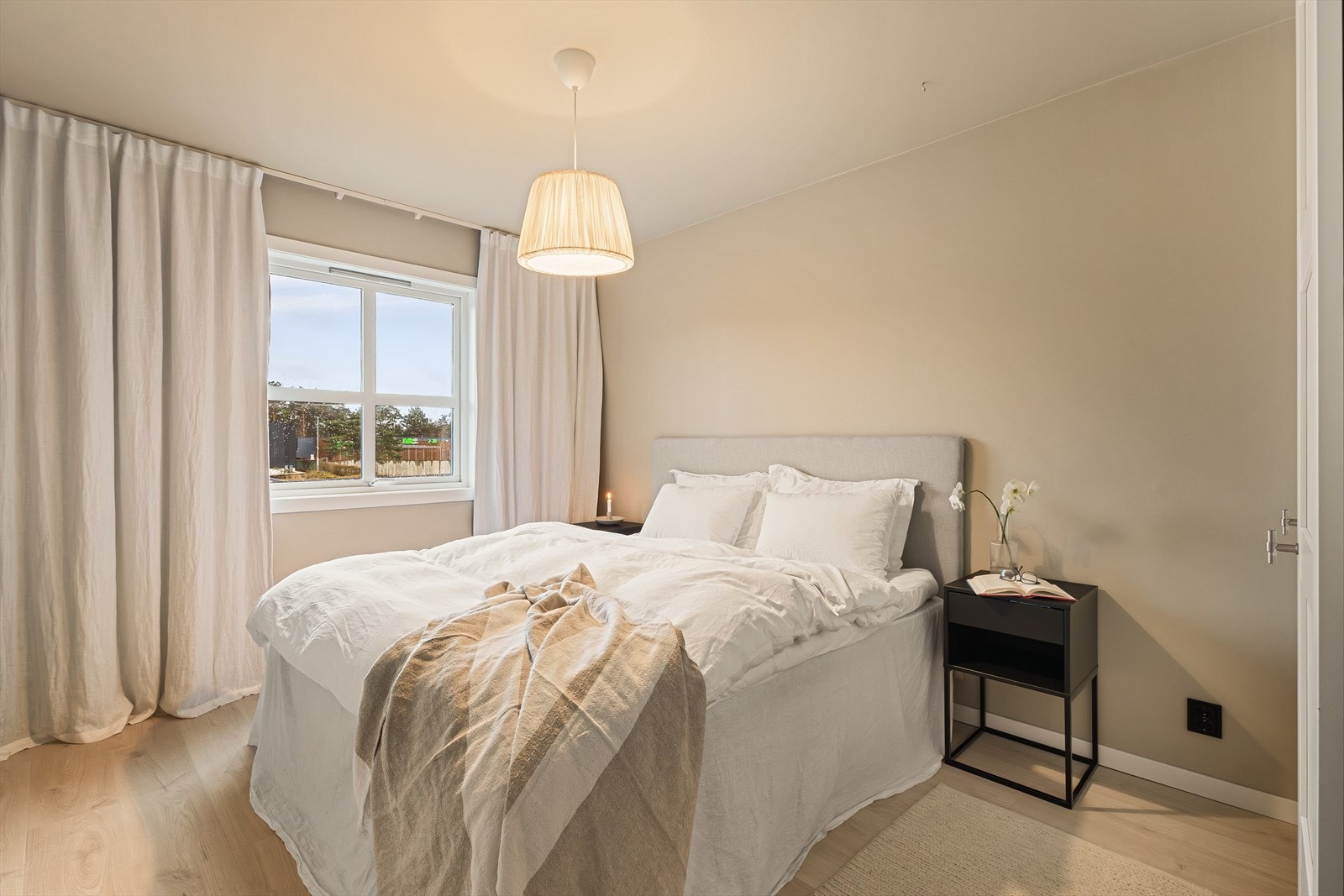 Laminatgulv og malte vegger gir rommet et moderne og pent uttrykk. Galleribilde