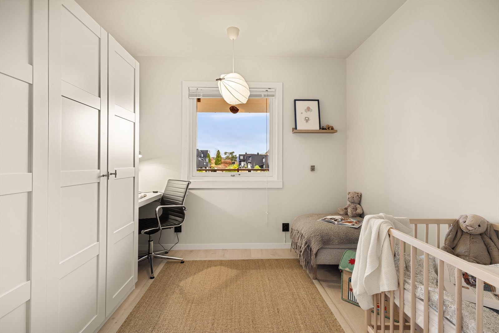 Første soverommet har god plass til enkeltseng og skrivebord gir fleksibilitet i rommet. Galleribilde