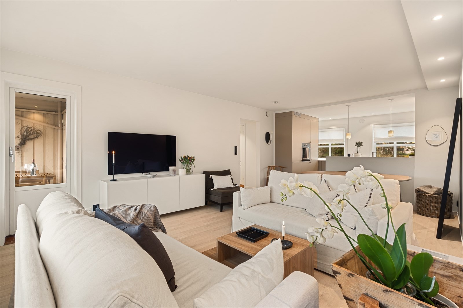 Stue og kjøkken har en åpen planløsning som gir god romfølelse. Galleribilde