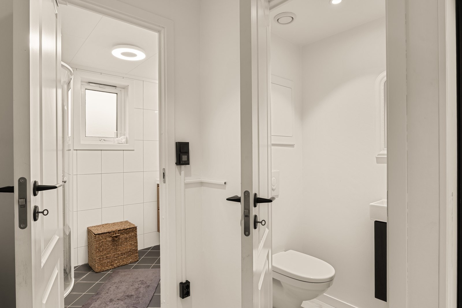 Første rommet man kommer til fra gangen er til bad og toalettrom med balansert ventilasjon. Galleribilde