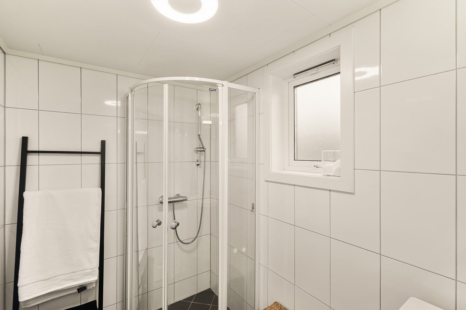 Dusjhjørne med fastmonterte vegger og balansert ventilasjon sikrer et praktisk og behagelig våtrom. Galleribilde