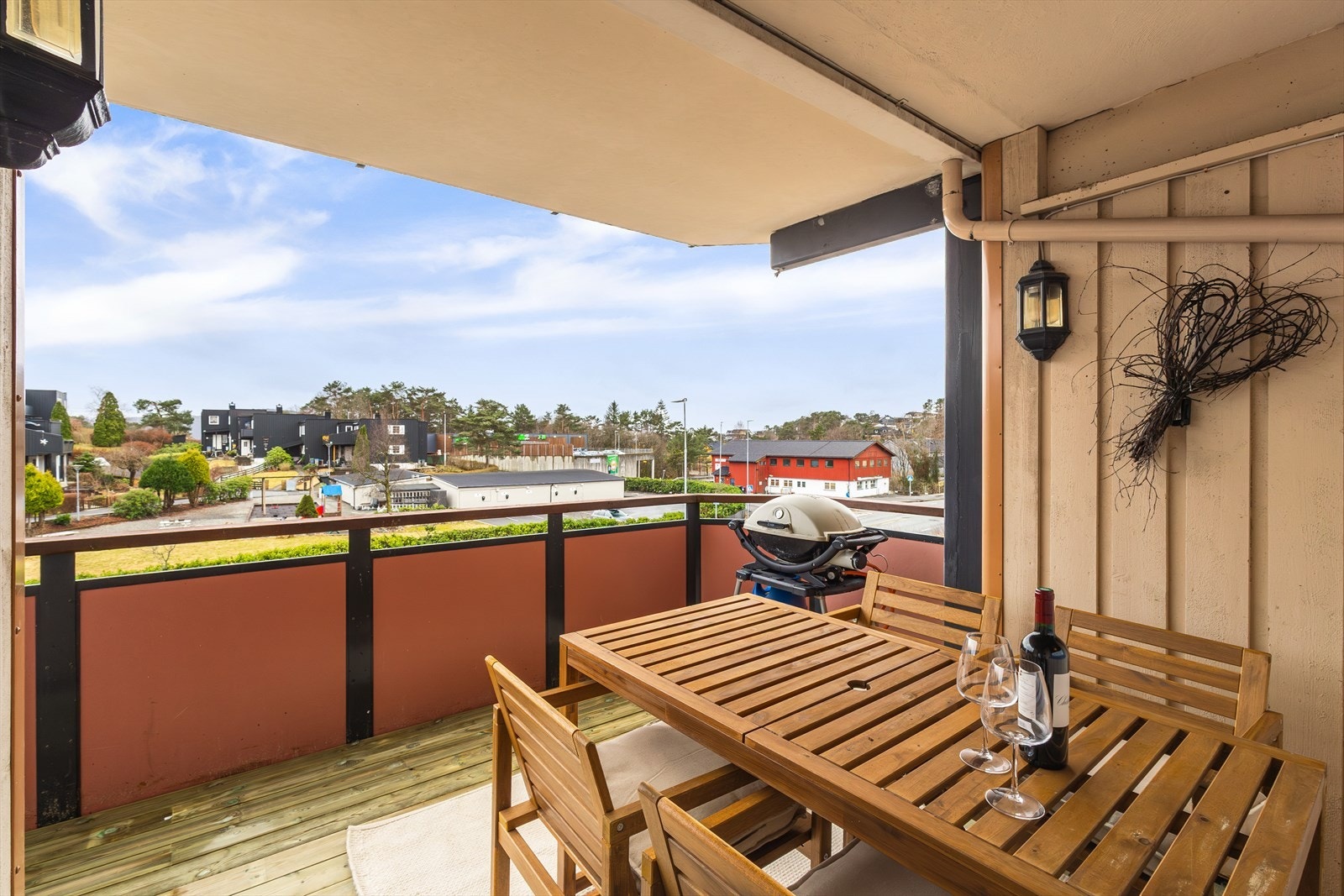 Den østvendte balkongen på 11,5 m² har nylig fått nye terrassebord og gir utsikt mot nærområdet. Galleribilde