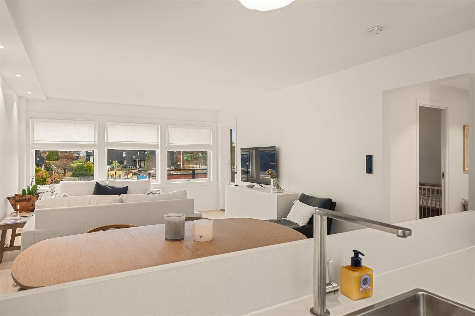 Kjøkkenet er integrert i stueområdet, praktisk for sosialt samvær. Galleribilde