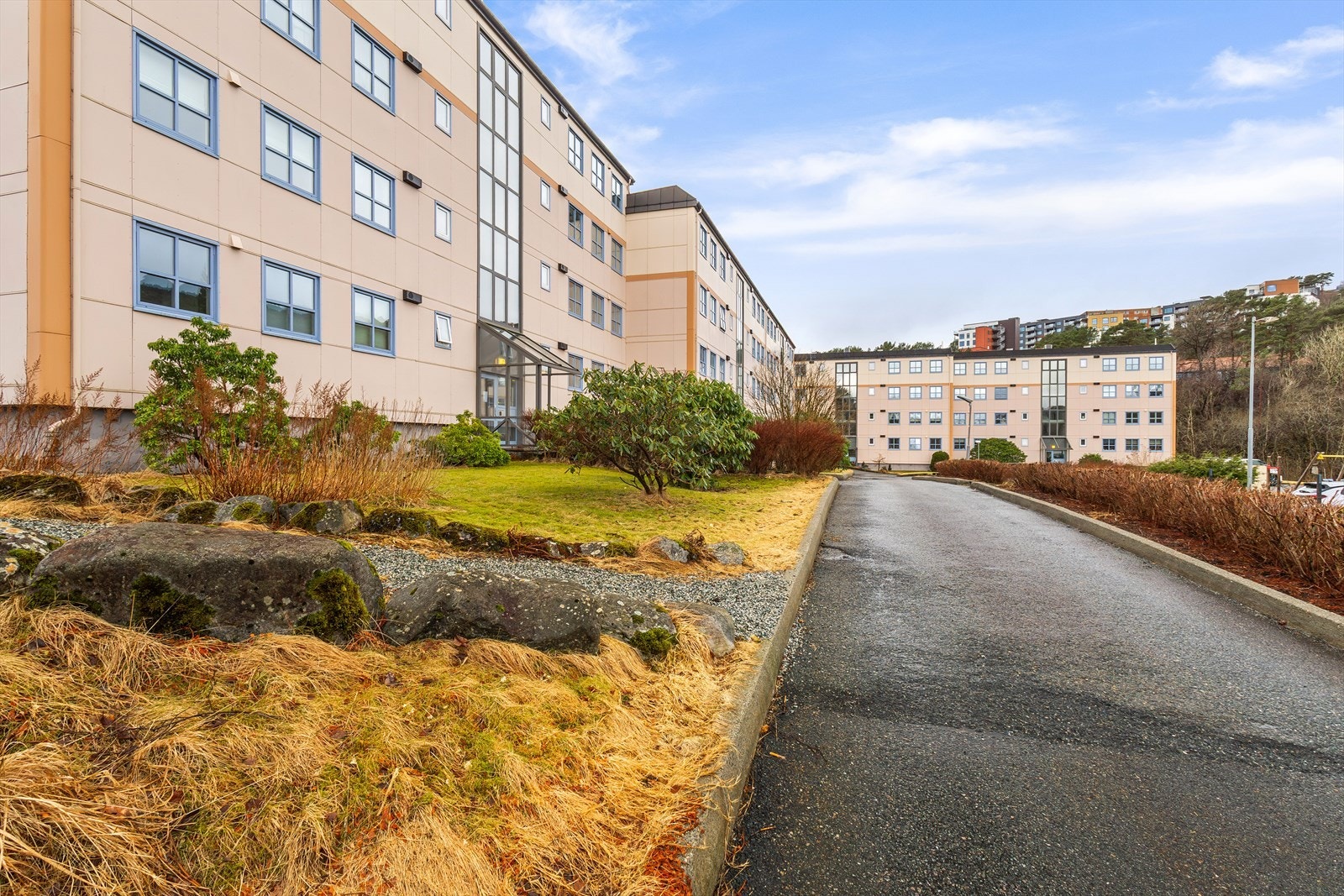 Bygningskomplekset er omgitt av åpne grøntarealer og har en praktisk tilknytning til nærområdet. Galleribilde