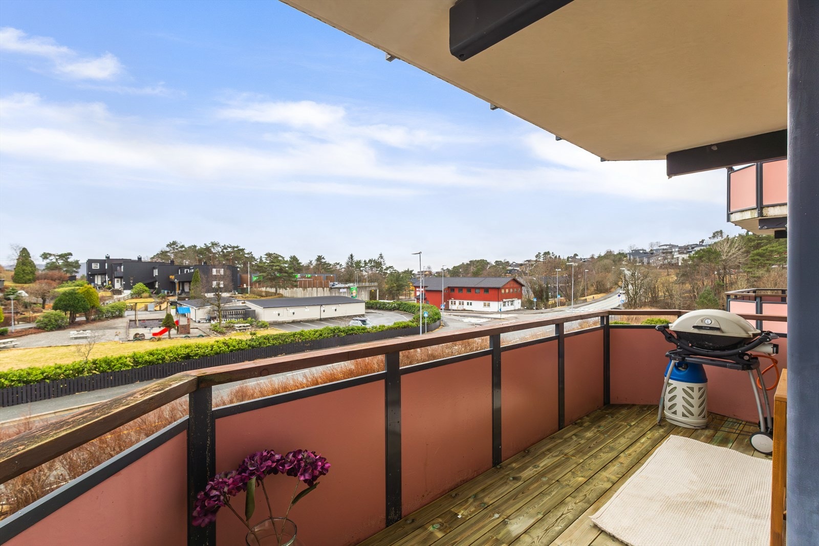 Balkongen har god plass til møblering og en skjermet atmosfære med rekkverk. Galleribilde