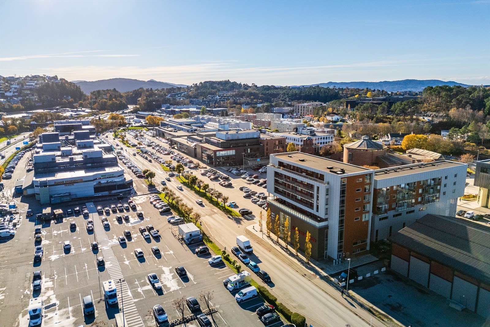 Området har et variert tilbud av butikker og tjenester, med gode parkeringsmuligheter. Galleribilde