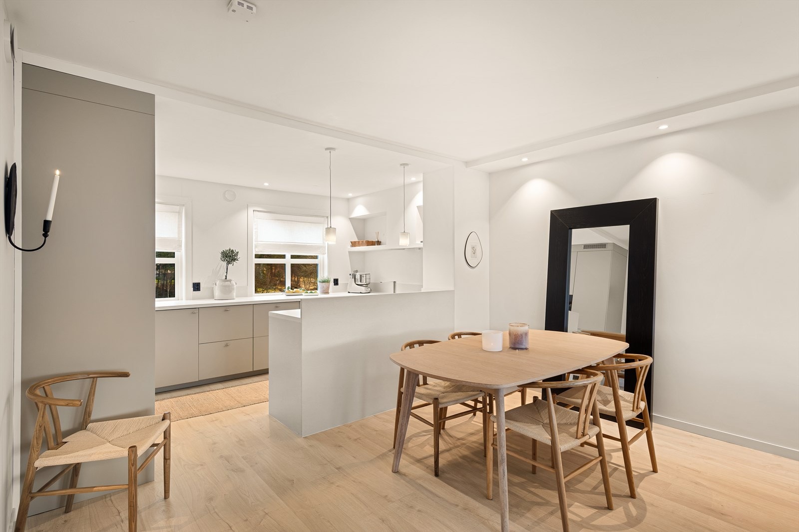 Ved kjøkkenet er det plass til spisebord. Galleribilde