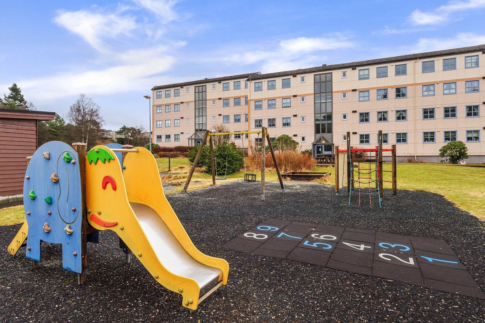 Eiendommen har tilgang til et lekeområde med apparater og sandkasse, samt tilknyttede parkeringsplasser. Galleribilde