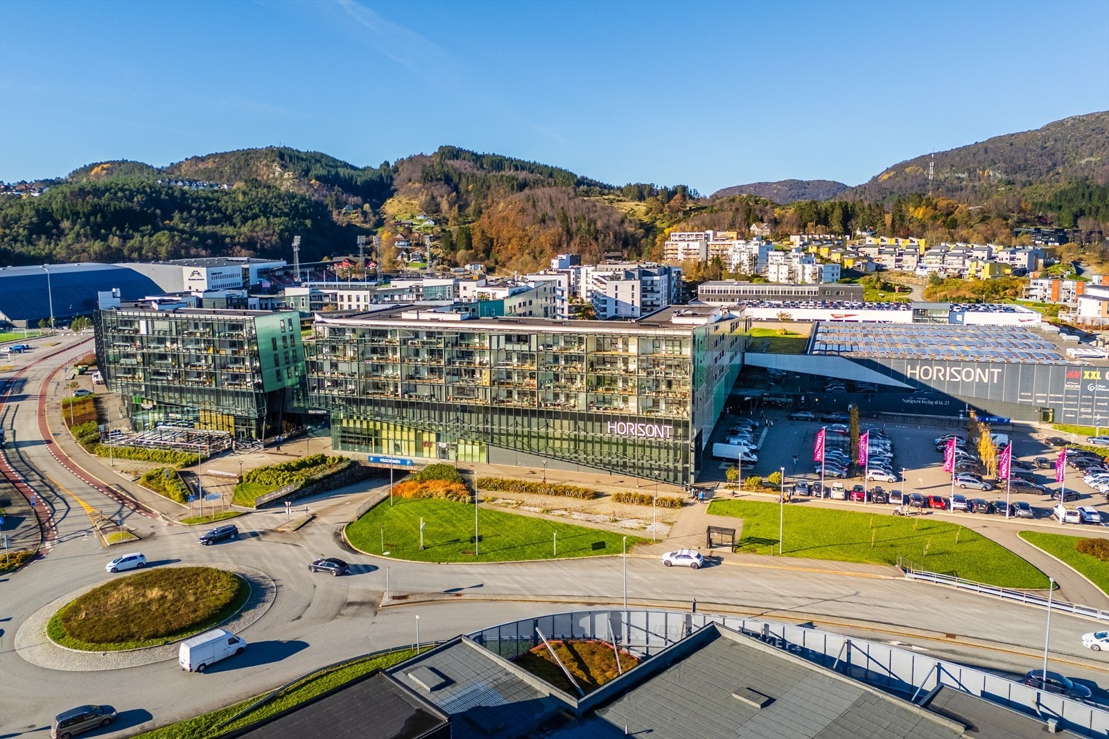 Horisont kjøpesenter tilbyr et bredt utvalg av butikker og tjenester, lett tilgjengelig fra eiendommen. Galleribilde