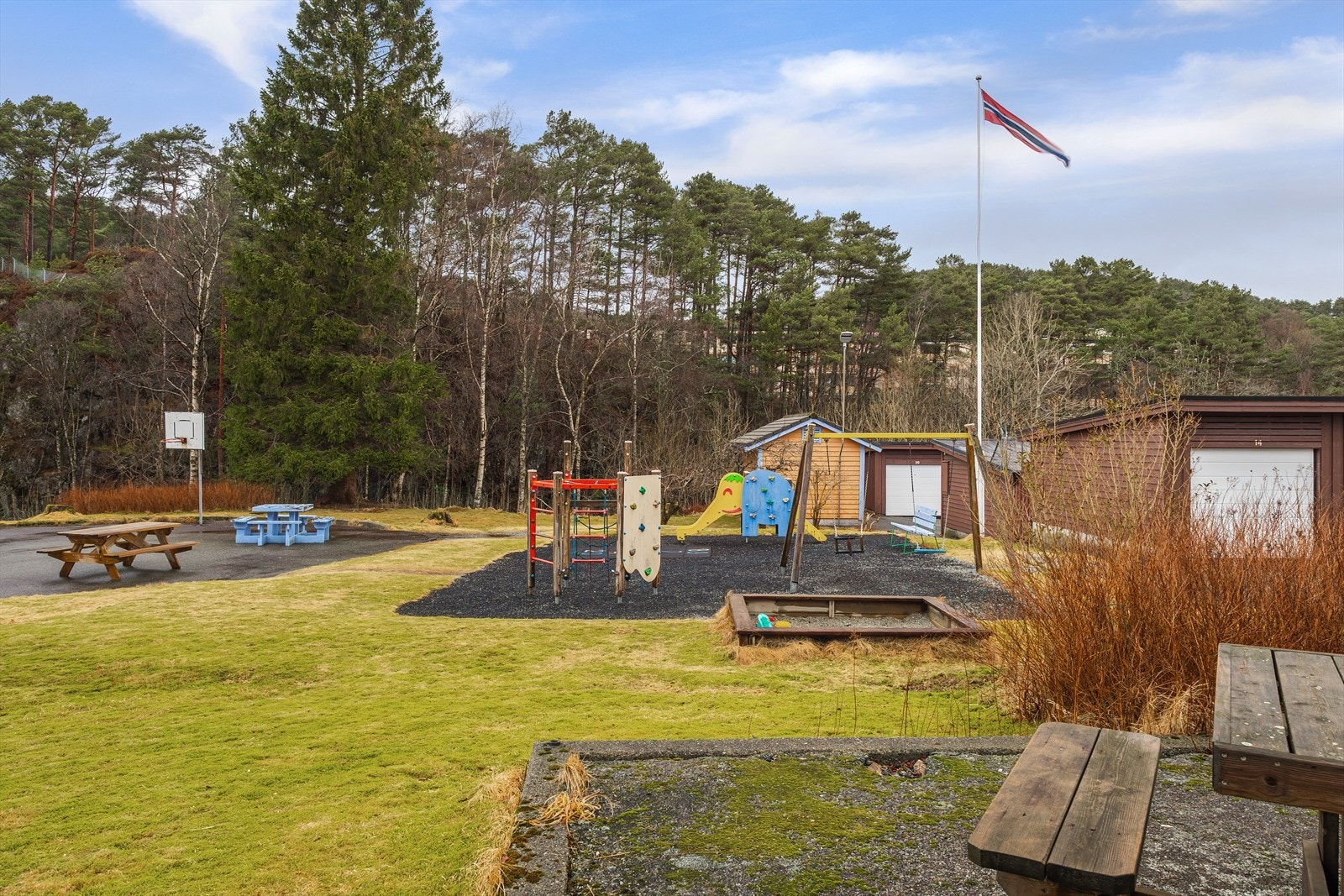 Felles uteområde med lekeplass og sittegrupper gir gode muligheter for sosialt samvær. Galleribilde