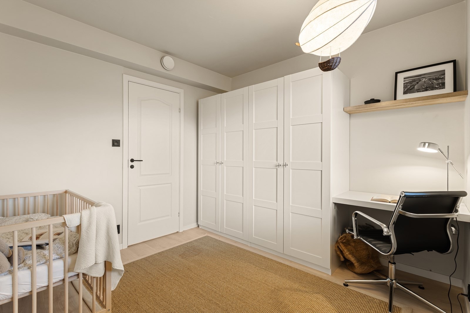 Stor garderobe gir praktisk oppbevaringsplass i rommet. Galleribilde