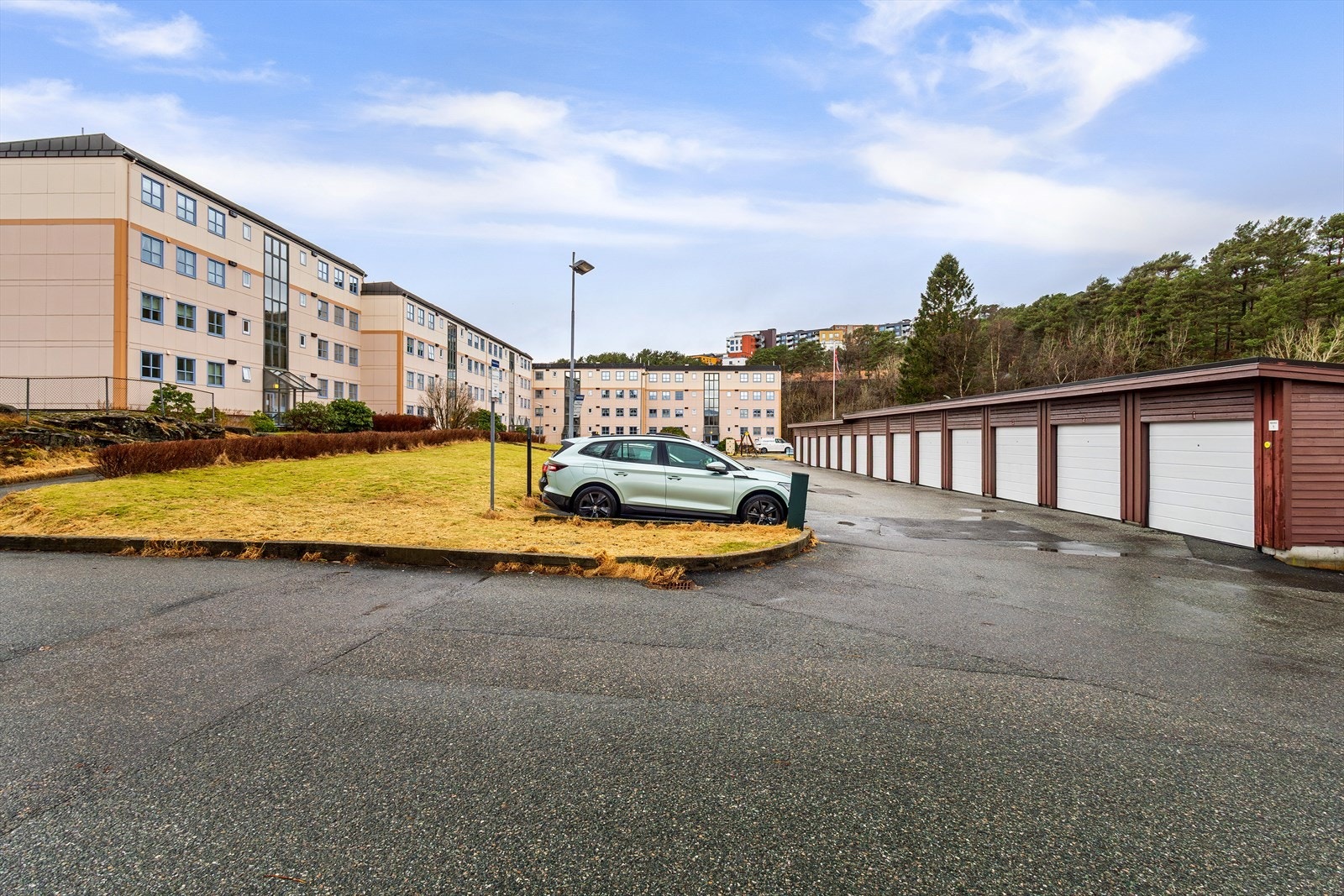 Eiendommen har tilgang til garasjeanlegg og god parkeringskapasitet på asfalterte områder. Galleribilde